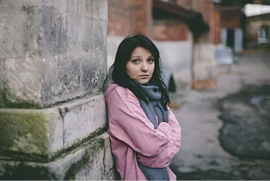 Красивая одежда. Скромно и даже бедно одетая девушка. Элегантная девушка. Красивые скромные платья. Необычная одежда.